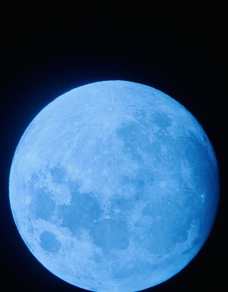 Mond mit Blaufilter aufgenommen mit Celestron StarSense Explorer 130 DX - Adrian Frey