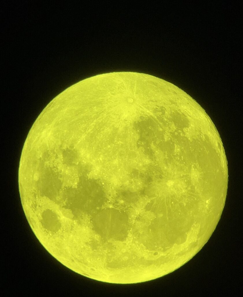 Mond mit Mond- & Gelbfilter aufgenommen mit Celestron StarSense Explorer 130 DX - Adrian Frey